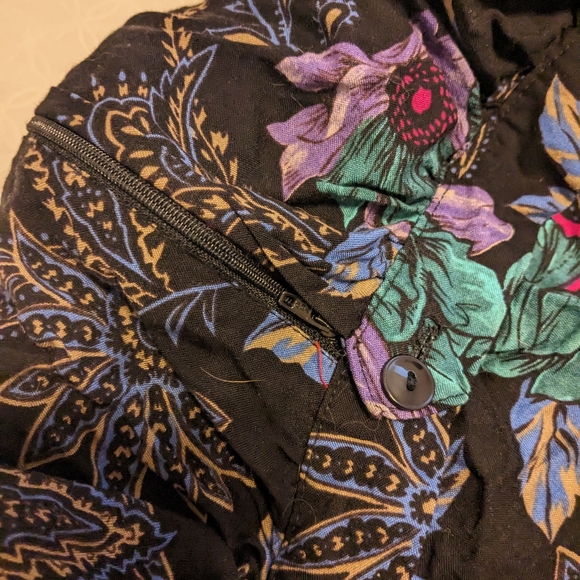 2/$20 VINTAGE floral pattern skirt - Picture 7 of 8